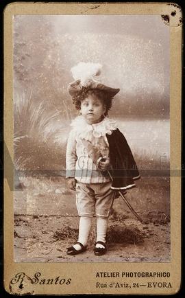 Retrato de menino participante em récita de Carnaval da SHE