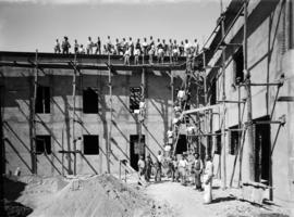Operários do construtor Falcão durante a obra no edifício de S. Domingos