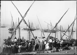 Varinas e pescadores junto ao rio