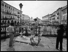 Crianças a praticar ginástica na Praça do Giraldo
