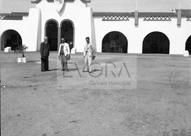 Três homens em frente a um pavilhão, na Feira de S. João