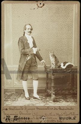 Retrato de António Maria Vidal Velloso enquanto personagem da peça "O gato vermelho"