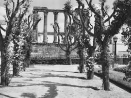 Templo romano visto do jardim Diana