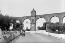 Troço de aqueduto que atravessa a estrada de Arraiolos