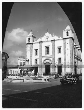 Igreja de Santo Antão e fonte na Praça do Giraldo