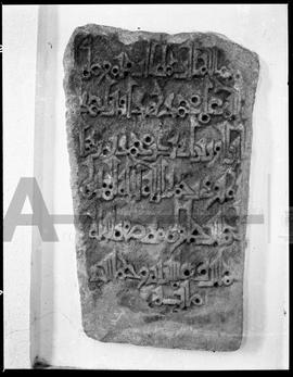 Fragmento de lápide com inscrição árabe