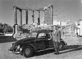 Henrique Chaves no seu automóvel, em frente ao Templo Romano