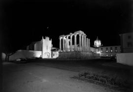 Vista nocturna do Templo Romano