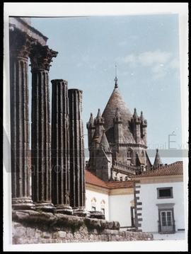 Colunas do Templo Romano e torre lanterna da Sé de Évora