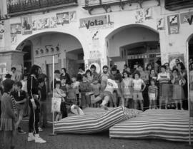 Crianças a fazer ginástica na Praça do Giraldo
