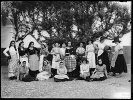 Grupo de senhoras com trajes regionais no quintal de António Torres Vaz Freire