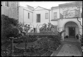 Pátio e jardim de casa na Rua Conde Serra da Tourega