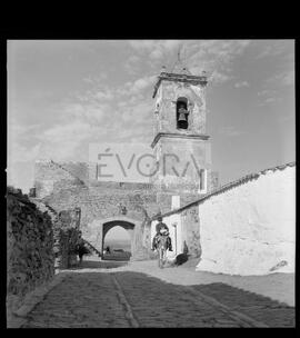 Aspecto de porta e torre da muralha de Monsaraz