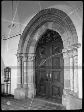 Portal da Igreja de São Pedro, em Evoramonte