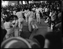 Crianças a praticar Judo na Praça do Giraldo