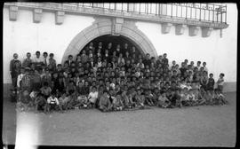 Retrato de grupo de alunos e professores da Escola dos Salesianos, em Évora