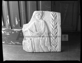 Fragmento escultórico de mármore em baixo relevo da arte luso-romana (IV-V d.c.)
