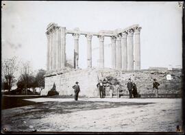 Populares em frente ao Templo Romano