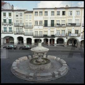 Fonte e fachadas da Praça do Giraldo