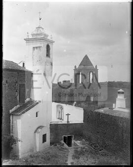 Vista parcial do castelo e campanário