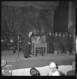 Assinatura de documento no palco (entrega de prémios?)