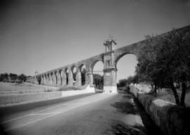 Vista parcial do aqueduto na estrada de Arraiolos