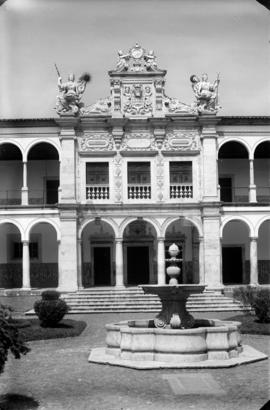 Claustro do Colégio do Espírito Santo (Universidade de Évora): fachada da Sala dos Actos e fonte