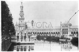 Quatro homens na Praça de Espanha, em Sevilha