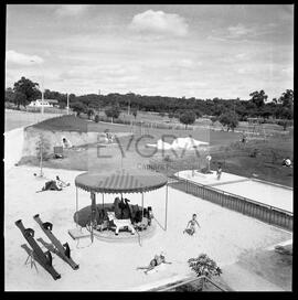 Parque de baloiços nas Piscinas Municipais