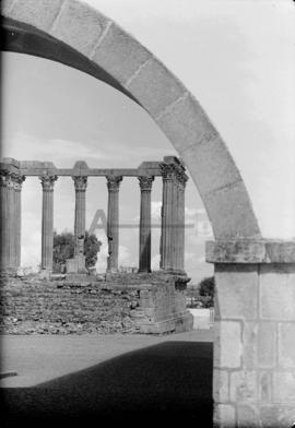 Vista parcial do Templo Romano