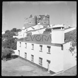 Casario vendo-se castelo ao fundo o castelo de Evoramonte