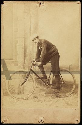 Retrato de ciclista não identificado