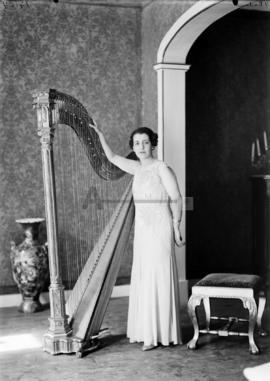 Mulher a tocar harpa