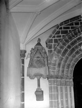 Baldaquino com as armas da família Melo, junto ao portal da Igreja de S. João Evangelista