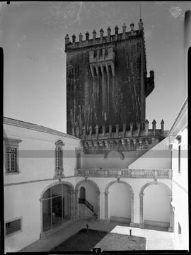 Aspecto posterior da Torre de Menagem e Claustrim real de D. João V