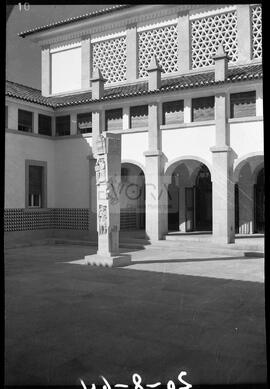 Escultura de Barata Feyo no pátio do Palácio da Justiça