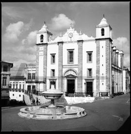 Fonte da Praça do Giraldo e Igreja de Santo Antão