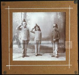 Retrato de grupo: três crianças mascaradas