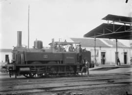 Locomotiva parada em estação de caminho de ferro