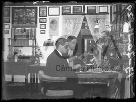 Mário da Gama Freixo à secretária, no escritório