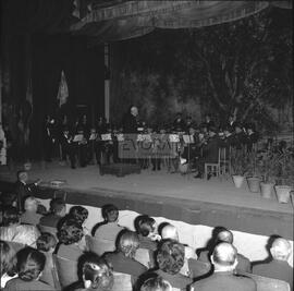 Vista geral de palco com orquestra e da plateia