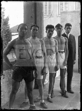 Retrato de grupo: quatro homens em calções