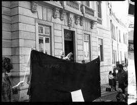 Espectáculo de fantoches em frente ao Banco de Portugal