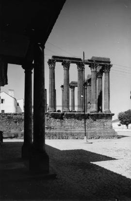 Templo Romano visto do alpendre do Convento dos Lóios