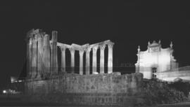 Vista nocturna do templo romano