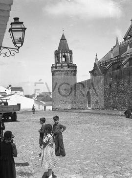 Crianças na rua, junto ao castelo de Viana do Alentejo