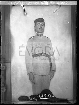 Retrato de meio corpo de Mário Delphim, fardado