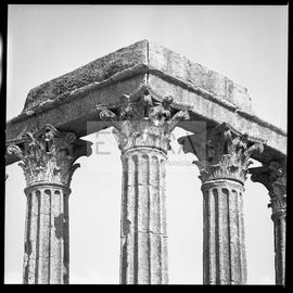 Colunas do templo romano (capitéis)