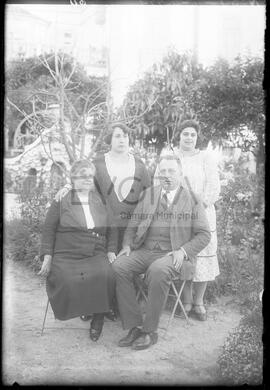 Retrato de grupo: homem e senhoras no jardim