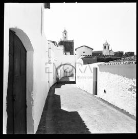 Aspecto de Rua vendo-se castelo ao fundo